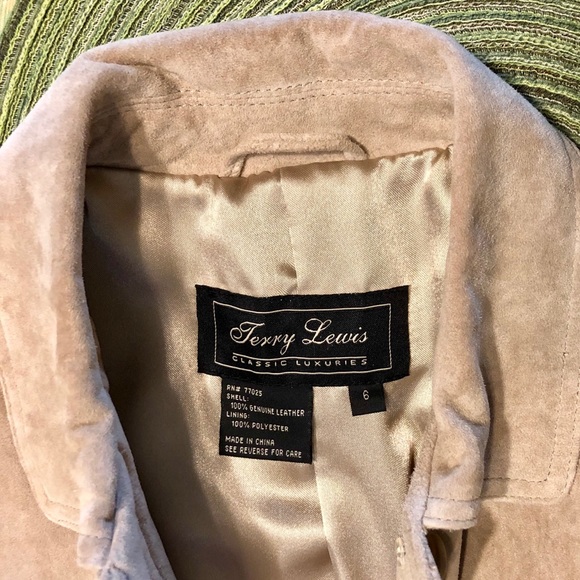 TERRY LEWIS LUXURY Beige Jacket 🧥 Can go with Dress 👗 Jeans 👖 and more - Picture 2 of 7